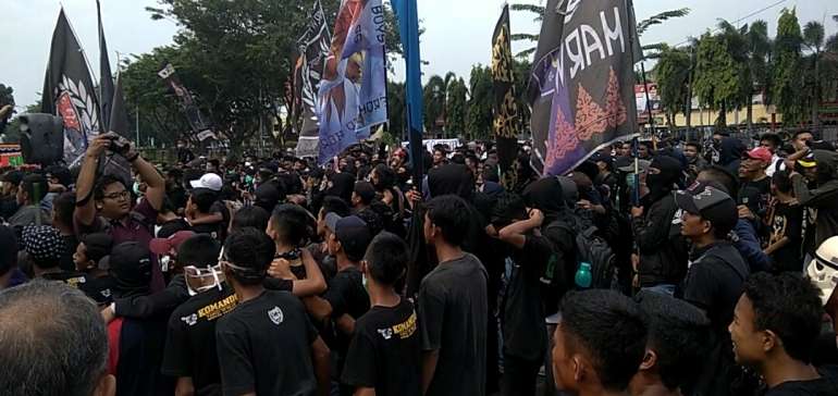  Gaji Pemain PSPS Riau Tak Dibayarkan, Suporter Demo Kantor Gubernur